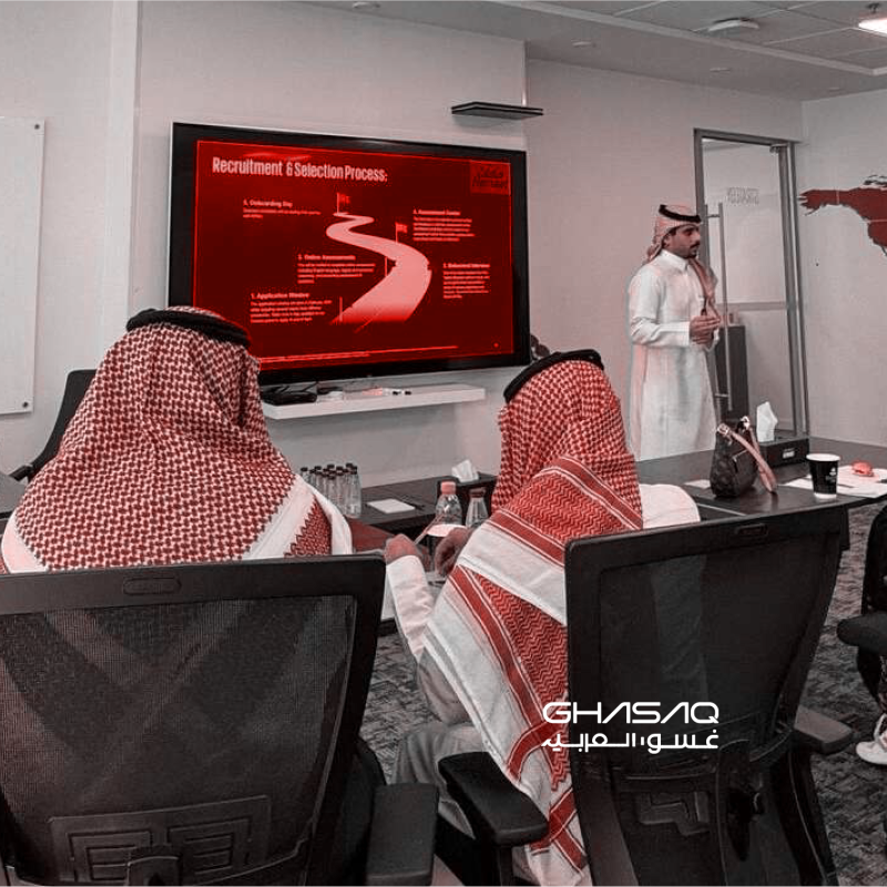 تنظيم اللقائات الدورية والاجتماعات التفاعلية